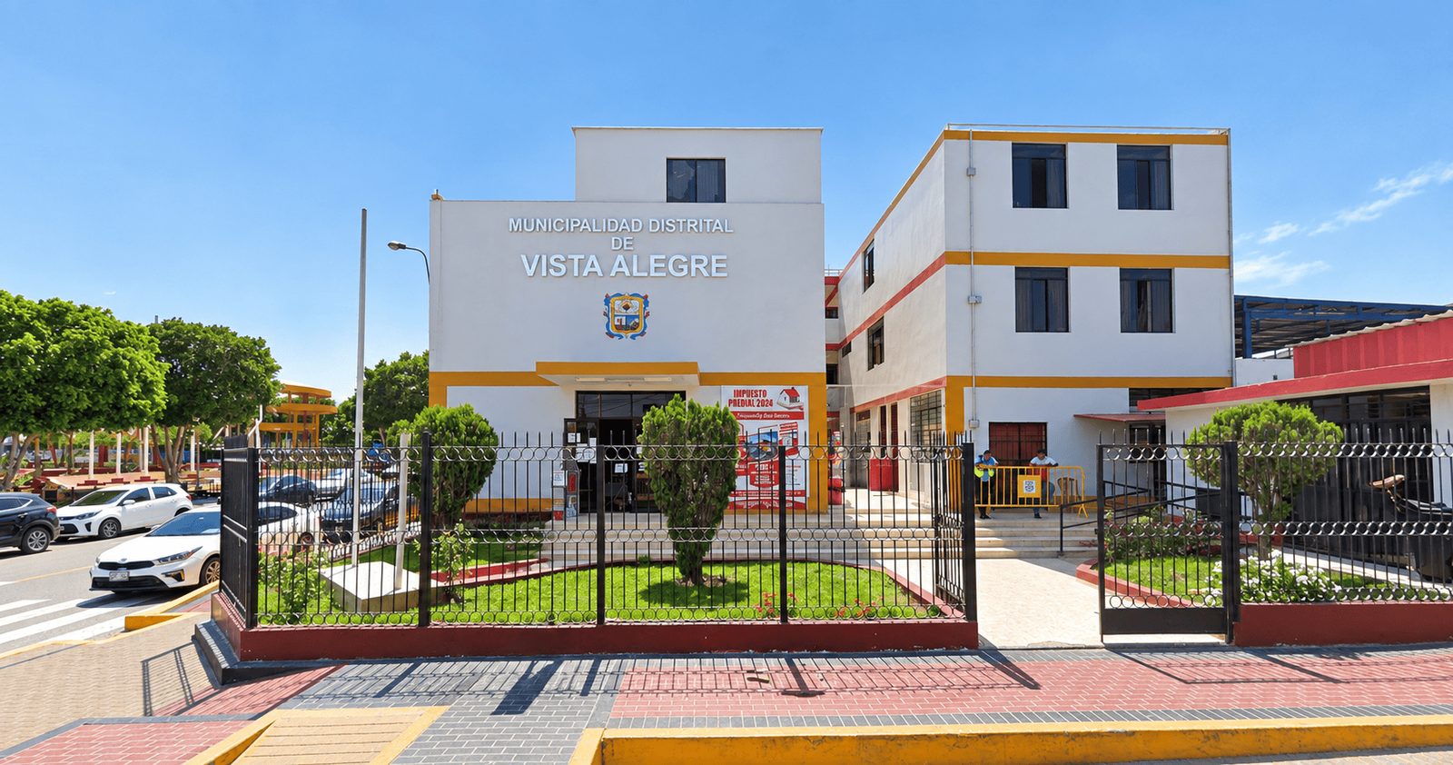 Local de la Municipalidad Distrital de Vista Alegre, con su jardín y cerco frontal